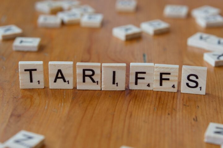 A wooden block spelling tarifs on a table